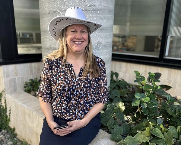 Female SEO Consultant wearing a white cowboy hat to depict white hat SEO techniques