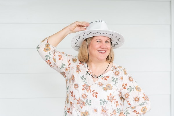 women in white cowboy hat depicting white hat SEO