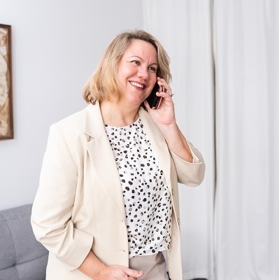 SEO consultant on phone talking about affordable SEO packages