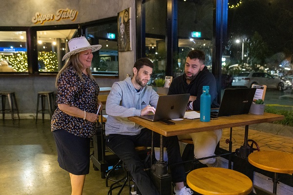 woman in white cowboy hat provides SEO training Brisbane
