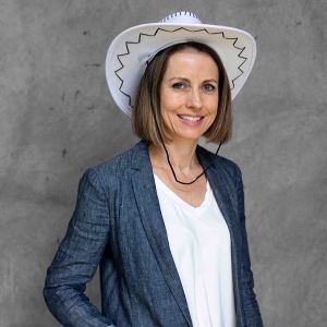 Sheheeda wears a white cowboy hat as she is a great SEO specialist